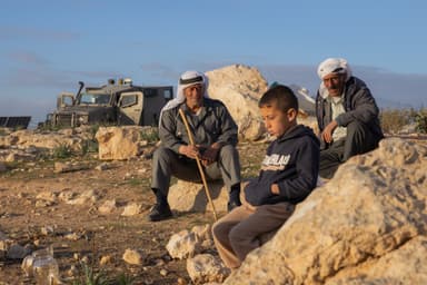 イスラエル軍の車両と現地パレスチナ人たち
