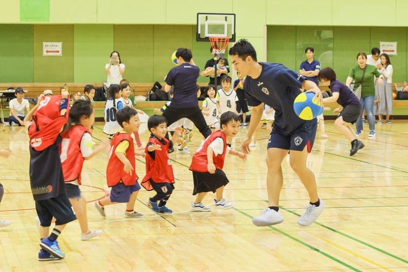 ＜開催レポート＞
8月9日に横浜市磯子区のたきがしら会館にて
プロバスケ選手と園児の交流イベント開催