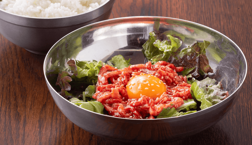 金沢焼肉シーンに、極上生タンに続く新名物誕生！
生食用食肉取扱施設「みさも」だからこそ提供できる、
新鮮牛肉×特製ソースの極上「ユッケビビンバ」