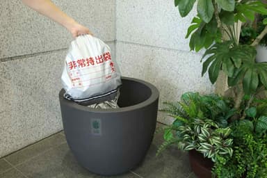 鉢の中に防災用品が入っています