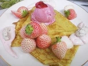 高級苺を使った「白苺のクレープ」