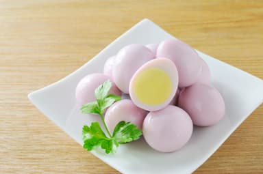 「岩下漬けの素」調理例3(ピンクの味卵)