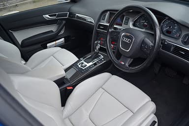 S6アバント レンタカー 内装
