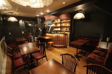 昭和の雰囲気をイメージした店内(明)