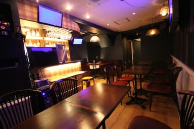昭和の雰囲気をイメージした店内(暗)