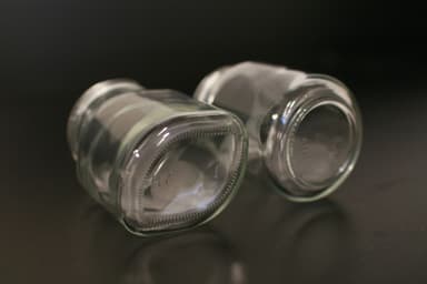 新開発の瓶(写真左)