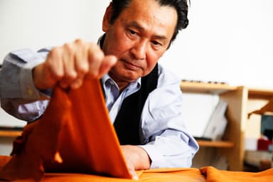 職人による革の選別