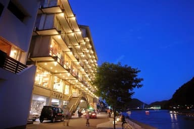 当館外観(長良川プロムナードすぎ山前遊歩道)