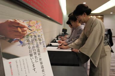 署名活動中写真