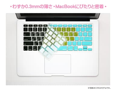 0.3mmの薄さでピタリとMacBookに密着