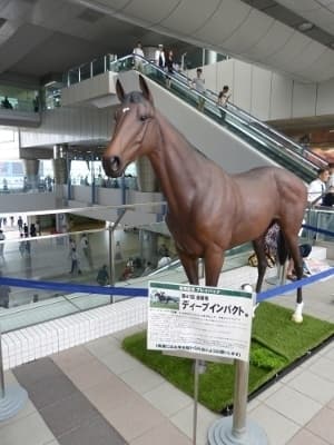 ディープインパクト号　馬像