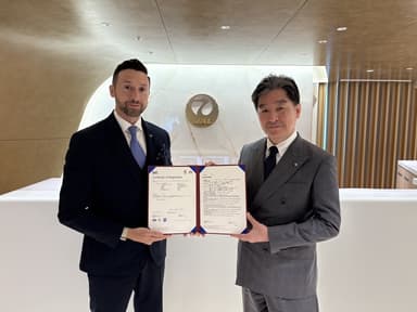 認証授与写真（1）BSIグループ グローバル認証ビジネス プレジデント Harold Pradal（左）、日本航空デジタルテクノロジー本部長 鈴木 啓介様（右）