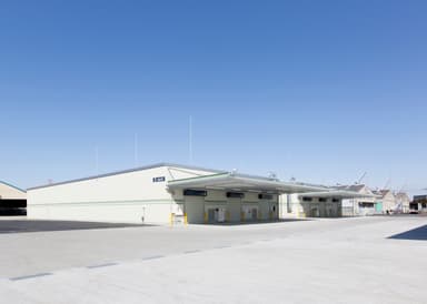 新設した倉庫棟(手前の二つの建物)