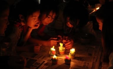 地域の人々に対しキャンドル教室を開いた「candle night」の学生たち