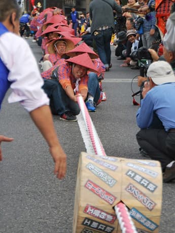 昨年の模様(綱引き合戦)