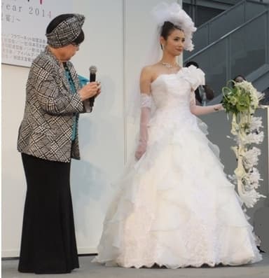 桂先生ウェディングドレスとブーケ1