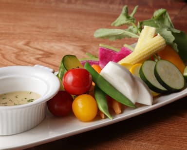 国産野菜のみを使用した彩り豊かなバーニャカウダ