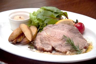 ≪週末限定メニュー≫雪姫ポークのロースト（神戸のスイーツを食べて育った「雪姫ポーク」を使ったローストポーク）