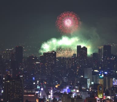 「ハルカス300（展望台）」から見る「なにわ淀川花火大会」（過去開催時の様子）