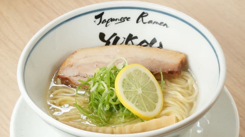 京都発祥の行列ラーメン店「麺屋優光」
観光客で賑わう清水エリアにて8月22日新店舗OPEN　
ブランド初となる新作ラーメン
【貝出汁豚骨らーめん】【塩らーめん】が登場