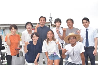 設置した海の家のスタッフを交えた集合写真