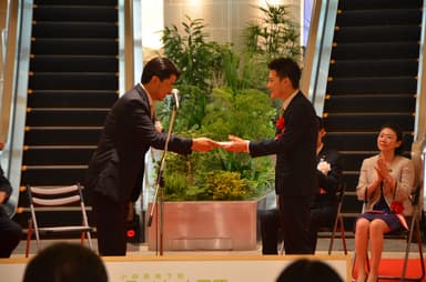 愛称の作者に感謝状を贈呈