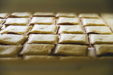 結晶をイメージした四角いどら焼き生地