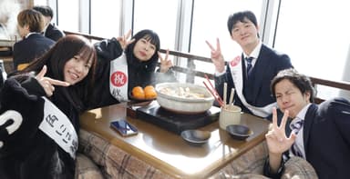 【「かこむ de こたつ」での交流会の様子】 （第11回ハルカスウォーク）