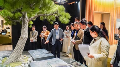 企業代表団を率いて視察を行う様子