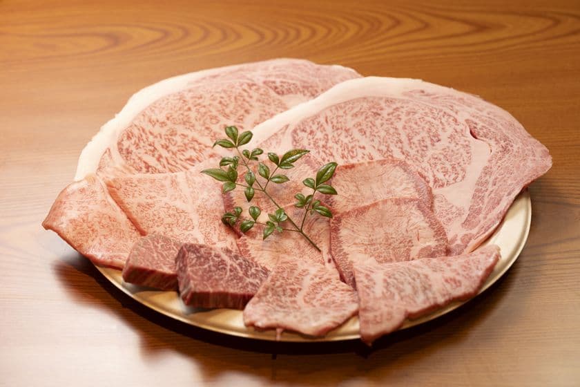 高級黒毛和牛セット3,960円1本勝負の牝牛専門店
「高級和牛焼肉ドロンパ」(福岡市博多区・東比恵)が
リニューアル！