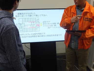 ［防災キオスク］フロアサイネージ型を利用した訓練イメージ