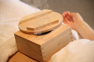 箱灸で腹部を温めます