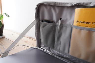 スマホや小物をすっきり整理する内ポケット