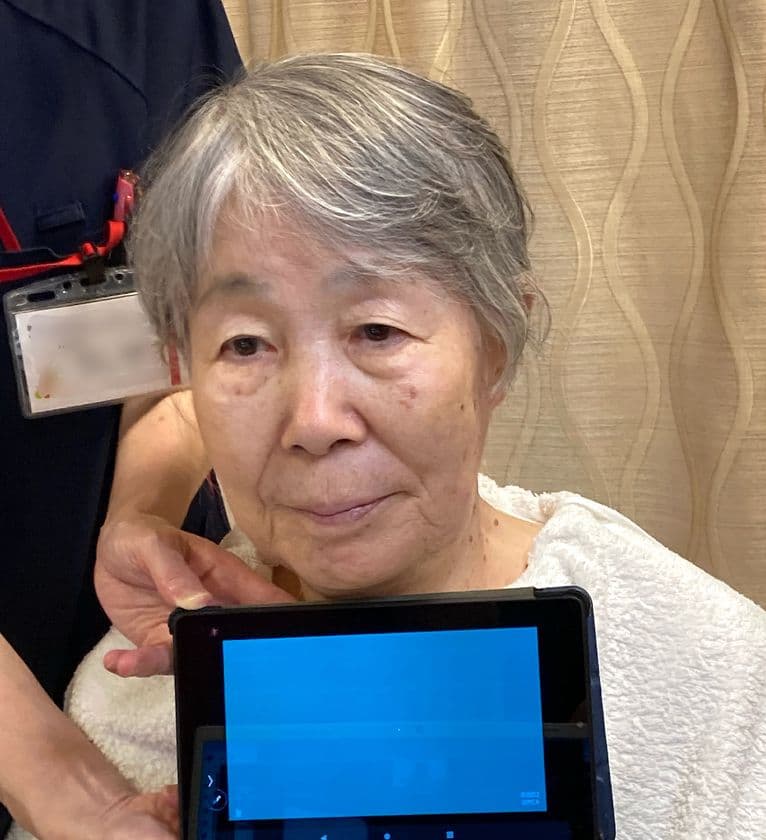 敬老の日に先駆け、
AIを活用した日本初の「オンラインカラー診断」ボランティアを
福岡久留米市の介護施設で実施