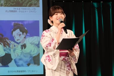 「京都アニものづくりアワード2025」で入賞作品を読みあげるスペシャルゲストの声優 石見舞菜香さん