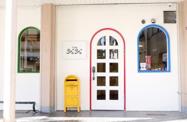 1Fは白を基調にした店内