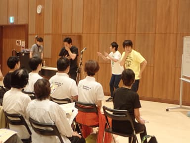 (3)区民の前でネタを披露するや団