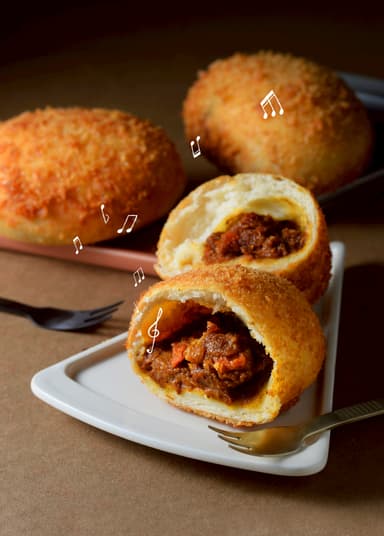 【ピロシッキィ】イタリア産のトマトベースのサクふわ生地に具材たっぷり。定番の美味しさ！　　税抜399円　税込430円