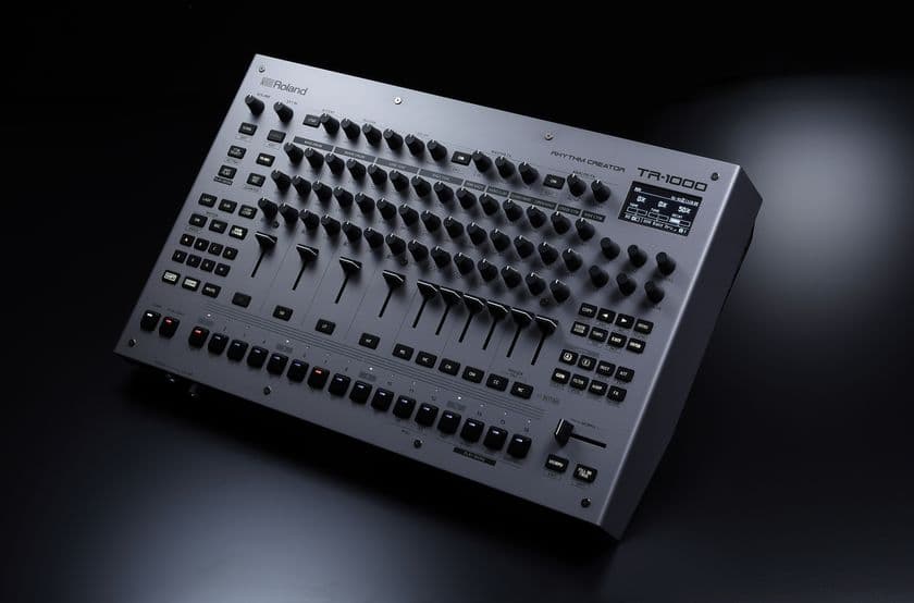 伝説的な「TR-808」「TR-909」サウンドを継承する
アナログ音源搭載　
リズムマシンのフラッグシップ・モデル『TR-1000』を発売