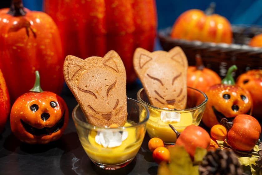 和の仮装で楽しむハロウィン
狐面絵付け体験と特製デザートを提供