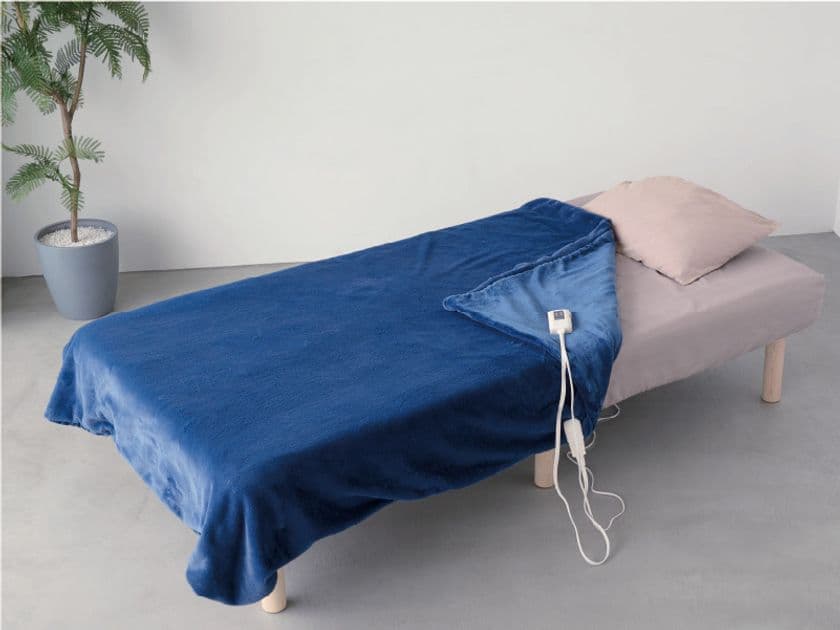 極上シルキータッチで「足ポカ快眠」を実現！
「プレミアムフェイクファー電気毛布」にネイビーが新登場