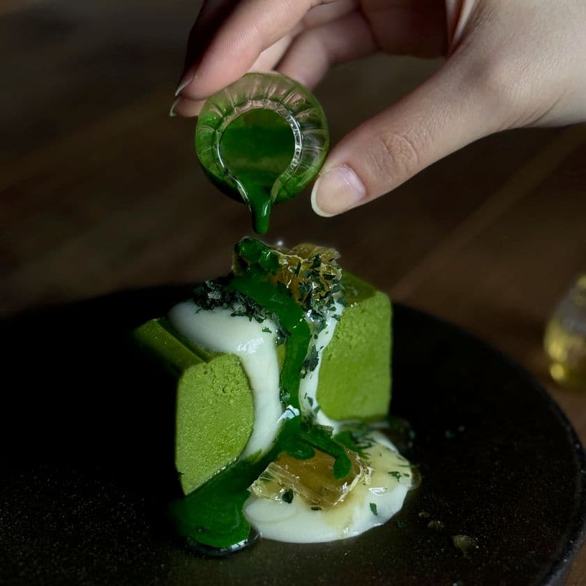 やさしい甘み、深い香り。
堀養蜂園 × 頓宮茶寮の秋限定メニュー
「蜂蜜抹茶テリーヌ」と「はちみつ和紅茶」。
販売開始 10月1日～