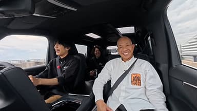 小峠教官のもと運転をする(左から)真弓、草薙、小峠