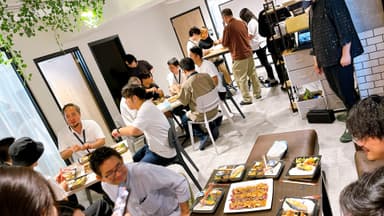 肉を囲んで会話が弾む