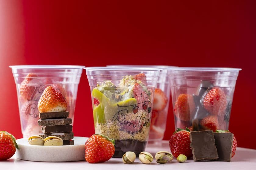 食べ歩きができる いちご×ドバイチョコ！
熱海の“ビル一棟まるごと”いちごスイーツ専門店より
とろけるチョコレートのいちごスイーツが10/10(金)から新登場！