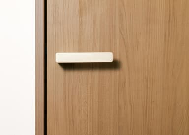 ラッチ受けのプレートが正面に見えない。