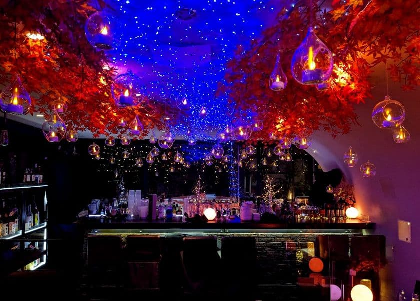 秋のイルミネーションイベント『キャンドルと紅葉 2025』
吉祥寺の「夜カフェ・夜パフェ SUN Tama Bar」で開催中！