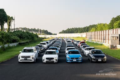 参加全VOLVO車両の隊列