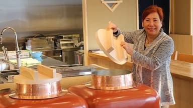 かまどを中心のオープンキッチン