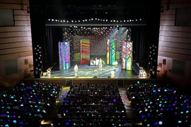 (1)光るボールによる没入型演出